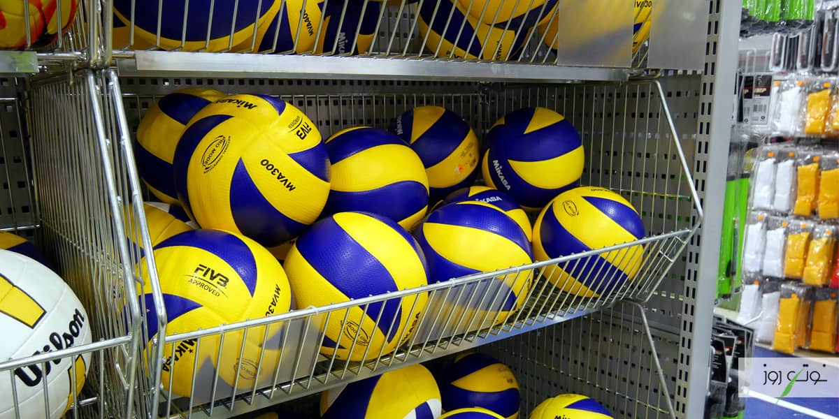 محیط و وزن توپ والیبال در مسابقات رسمی چقدر است؟ 4 محیط و وزن توپ والیبال در قیمت خرید آن خیلی تاثیر گذار نخواهد بود.