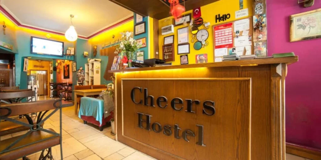 ارزانترین و بهترین هاستل های ترکیه را بشناسید 2 Cheers از بهترین هاستل های استانبول است.