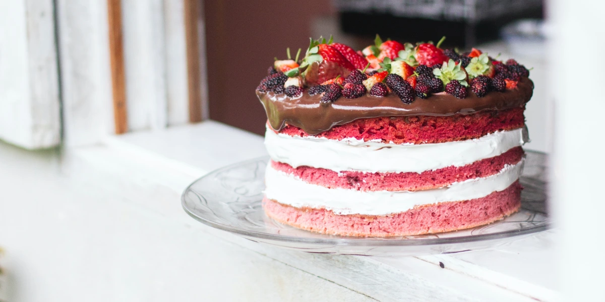 لحظاتی شیرین با شناخت انواع کیک 3 در شیرینی پزی از میوهها و اسانسهای مصنوعی استفاده میشود.