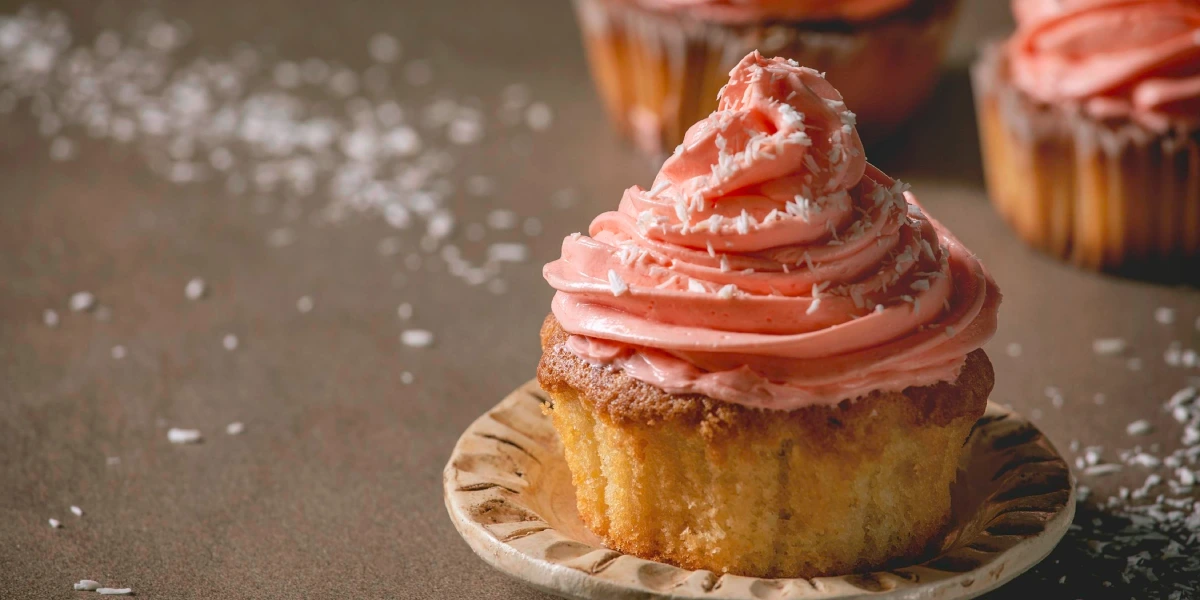 لحظاتی شیرین با شناخت انواع کیک 4 کاپ کیک اغلب با خامه تزئین میشود.