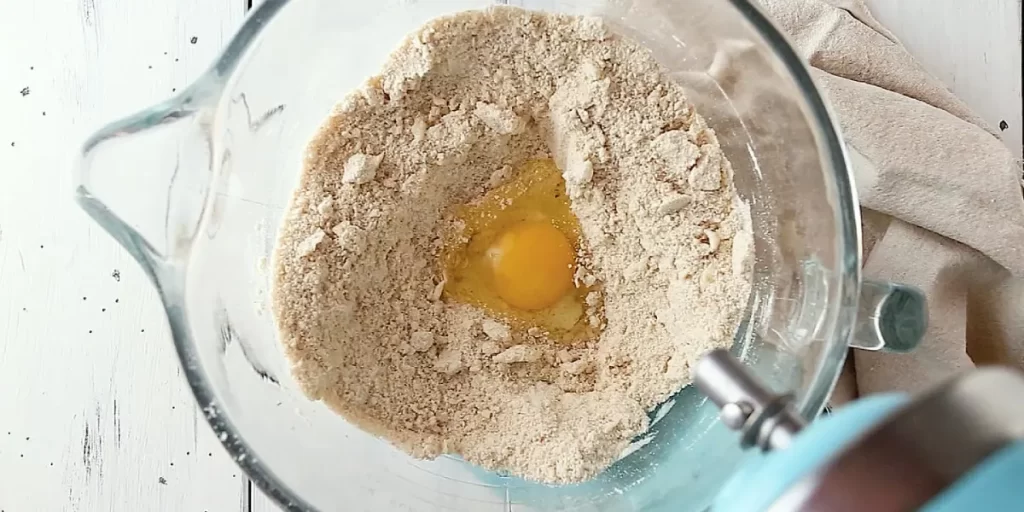 طرز تهیه کیک کدو حلوایی 5 تخم مرغ را با آرد باید به خوبی هم بزنید.