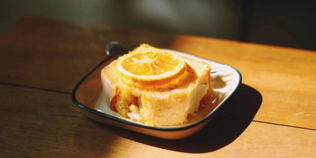 طرز تهیه کیک پرتقالی؛ ساده و راحت 5 با تهیه سس کیک پرتقالی کیک خوشمزه تری داشته باشید.