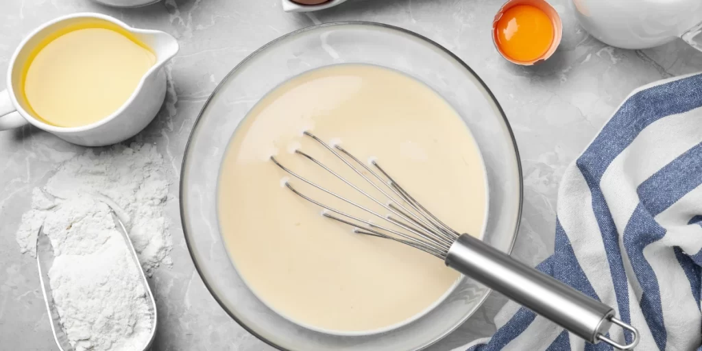 در تهیه کیک اسفنجی بدون فر باید زرده‌های تخم مرغ را به خوبی با وانیل ترکیب کنید.