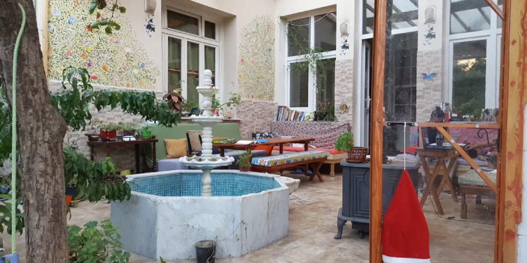 ارزانترین و بهترین هاستل های ترکیه را بشناسید 6 Lotus بهترین هاستل در ازمیر محسوب میشود.