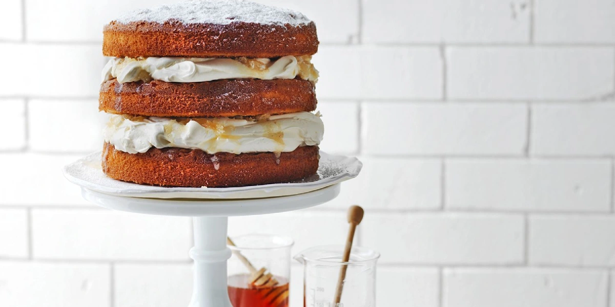 لحظاتی شیرین با شناخت انواع کیک 7 کیک اسفنجی با بافت پوک خود بسیار محبوب است.