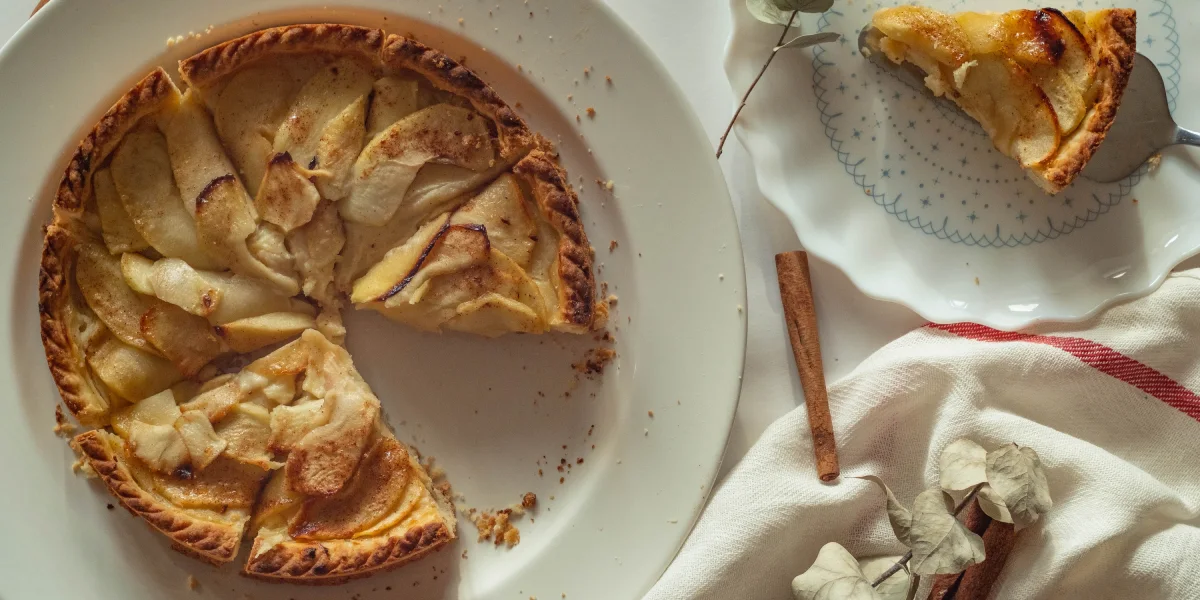 لحظاتی شیرین با شناخت انواع کیک 9 کیک سیب طرفداران زیادی دارد.