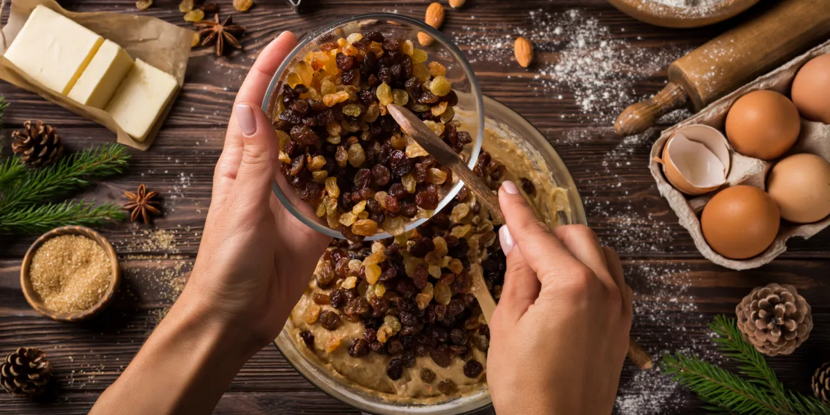 طرز تهیه کیک کشمشی به 3 روش 3 در مرحله آخر باید کشمش ها را به مواد خود اضافه کنید.