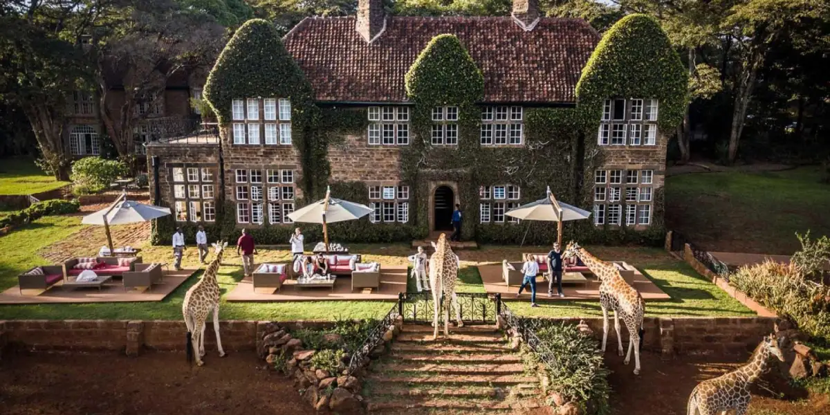سفری به عجیبترین هتلهای دنیا 3 هتل Giraffe Manor از هتل های جذاب برای دوستداران حیات وحش است.