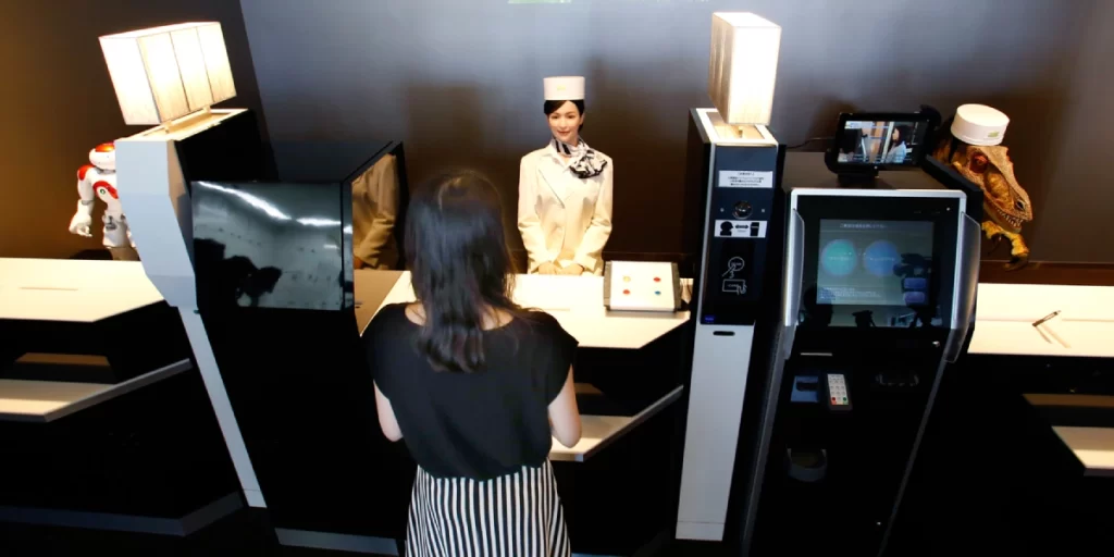 سفری به عجیبترین هتلهای دنیا 5 یکی از عجیبترین هتلهای دنیا در ژاپن قرار دارد و نام آن Henn na است.