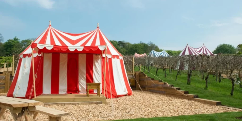 سفری به عجیبترین هتلهای دنیا 4 Knight's Glamping ژانر قرونوسطی و شوالیهای دارد.