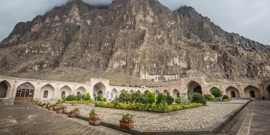 سفری به عجیبترین هتلهای دنیا 27 هتل لاله بیستون یکی از عجیبترین هتلهای دنیا و غرب ایران است.