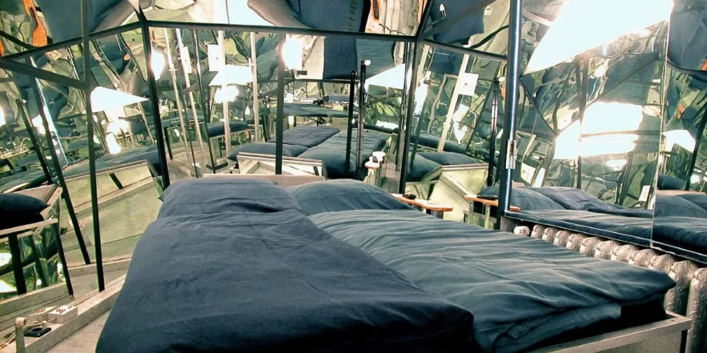 سفری به عجیبترین هتلهای دنیا 25 در لیست ترسناکترین و عجیبترین هتلهای دنیا نام هتل Propeller Island City Lodge خودنمایی میکند.