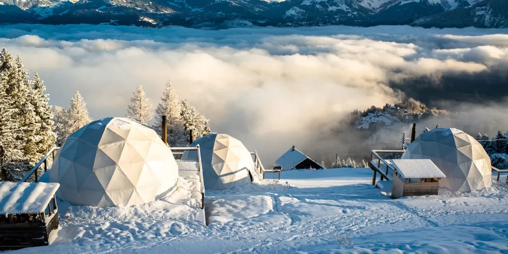 سفری به عجیبترین هتلهای دنیا 7 اقامت در رشته کوه آلپ با رزرو اتاق در هتل Whitepod امکانپذیر است.