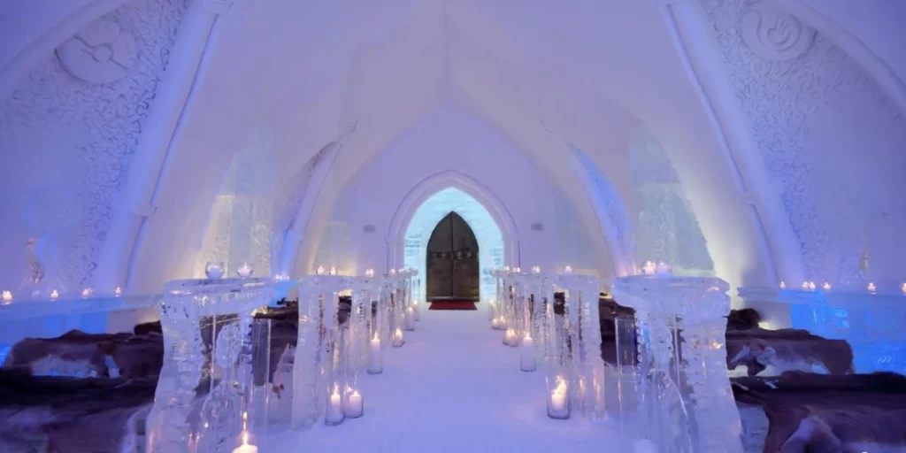 سفری به عجیبترین هتلهای دنیا 9 یکی از عجیبترین هتلهای دنیا که از یخ و جلوههای بصری الهام گرفته هتل de Glace است.