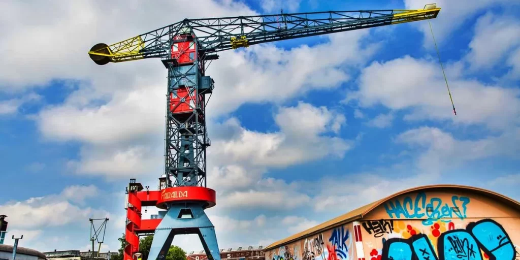 سفری به عجیبترین هتلهای دنیا 16 هتل جرثقیل یکی از عجیبترین هتلهای جهان که با استفاده از جرثقیل واقعی ساختهشده است.