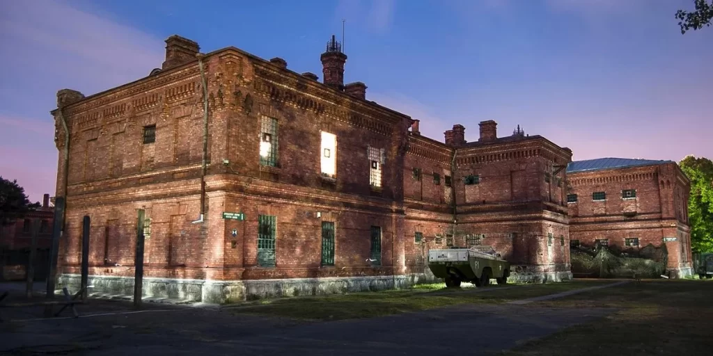 سفری به عجیبترین هتلهای دنیا 23 یکی از ترسناکترین و عجیبترین هتلهای دنیا قطعاً کاروستا است.