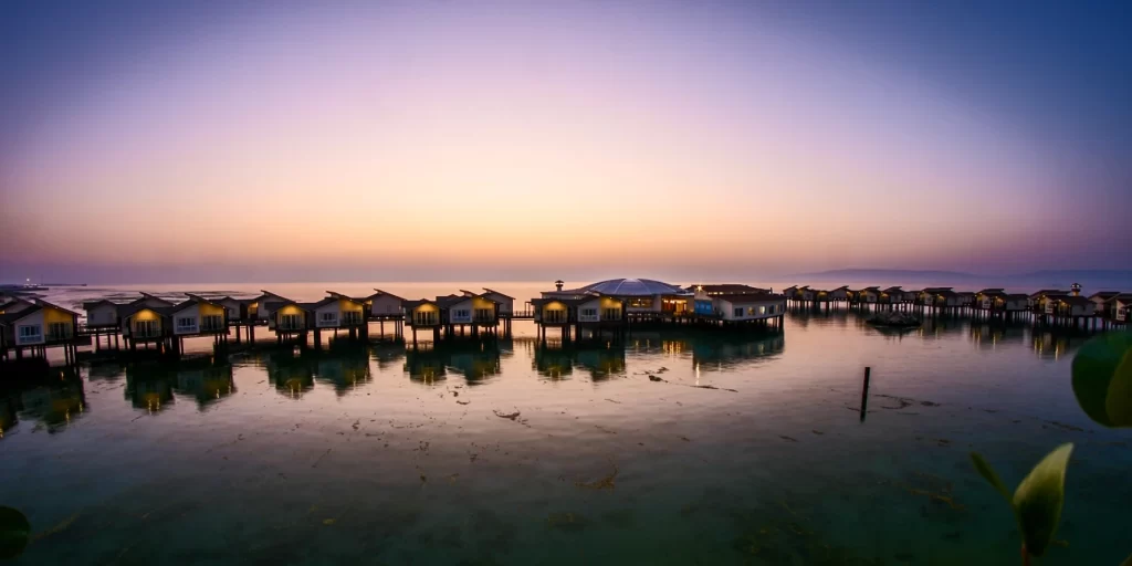 سفری به عجیبترین هتلهای دنیا 26 از عجیبترین هتلهای دنیا و ایران میتوان به هتل ترنج اشاره کرد.