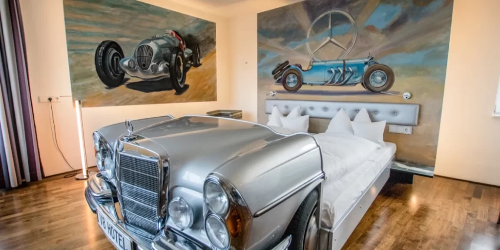 سفری به عجیبترین هتلهای دنیا 13 استفاده بصری از ماشینها در یکی از عجیبترین هتلهای دنیا به نام هتل V8 مشاهده میکنید.