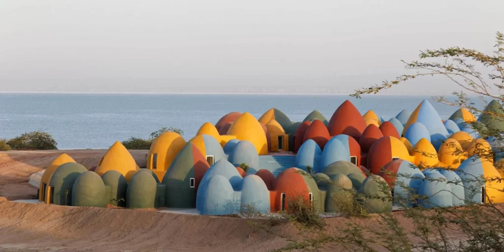 سفری به عجیبترین هتلهای دنیا 28 اقامتگاه ماجرا یکی از عجیبترین هتلها دنیا که در ایران است.