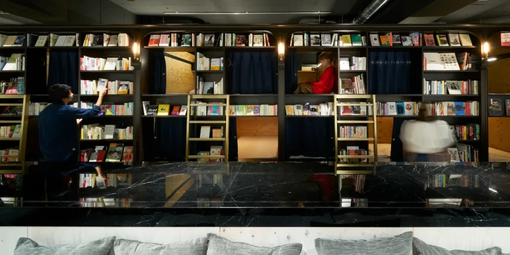 سفری به عجیبترین هتلهای دنیا 11 هتل The Book and Bed بهترین گزینه برای دوستداران طبیعت است.