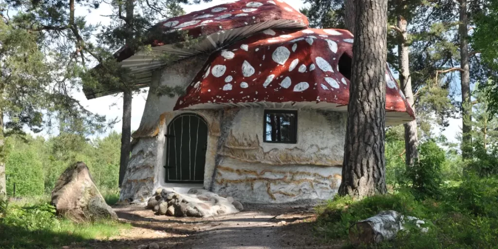 سفری به عجیبترین هتلهای دنیا 15 ساخت یکی از عجیبترین هتلهای دنیا به شکل قارچ و کنده درخت با نام هتل Norrqvarn Hotell & Konferens در هلند انجامشده است.