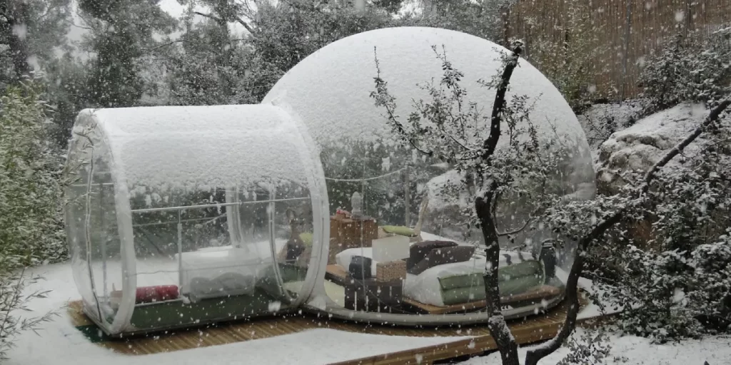 سفری به عجیبترین هتلهای دنیا 18 هتل کپسولی یکی از عجیبترین هتلهای دنیا است که اقامتی ارزان را برای افراد مجرد به همراه دارد.