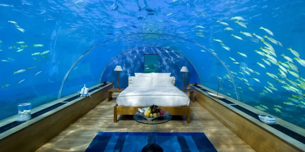 سفری به عجیبترین هتلهای دنیا 19 هتل Poseidon یکی از عجیبترین هتلهای دنیا است که زیرآب قرار دارد.