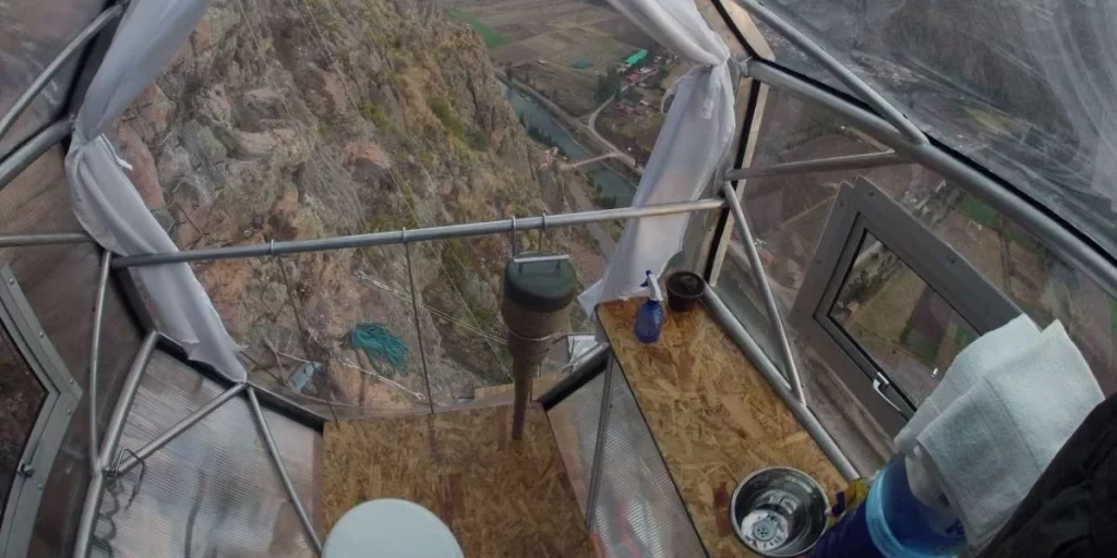 سفری به عجیبترین هتلهای دنیا 24 هتل Skylodge Adventure Suites یکی از عجیبترین هتلهای دنیا است که معماری خاص دارد.