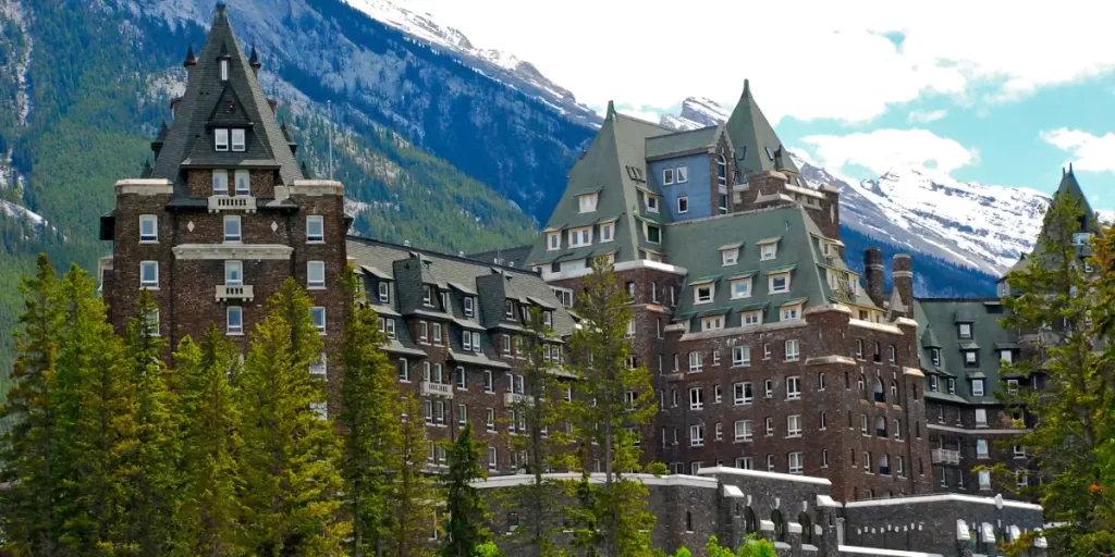 سفری به عجیبترین هتلهای دنیا 22 هتل بنف یکی از عجیبترین هتلهای دنیا که لقب ترسناکترین اقامتگاه را نیز به خود اختصاص داده است.