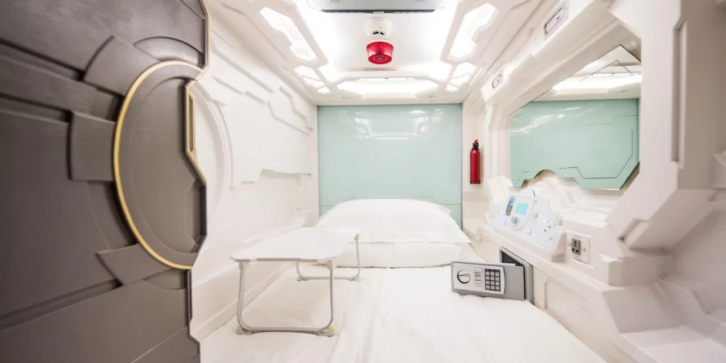 سفری به عجیبترین هتلهای دنیا 17 هتل کپسولی یکی از عجیبترین هتلهای دنیا است که اقامتی ارزان را برای افراد مجرد به همراه دارد.