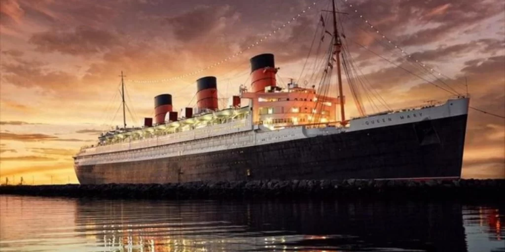 سفری به عجیبترین هتلهای دنیا 14 یکی از عجیبترین هتلهای دنیا با نام Queen Mary با استفاده از کشتی اقیانوسپیما ساختهشده است.