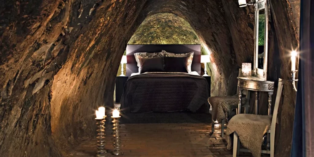 سفری به عجیبترین هتلهای دنیا 21 یکی از عجیبترین هتلهای دنیا با نام Sala Silvermine در اعماق زمین قرار دارد.