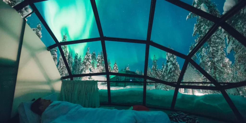 سفری به عجیبترین هتلهای دنیا 10 در هتل Kakslauttanen می توانید شفق قطبی را ببینید.