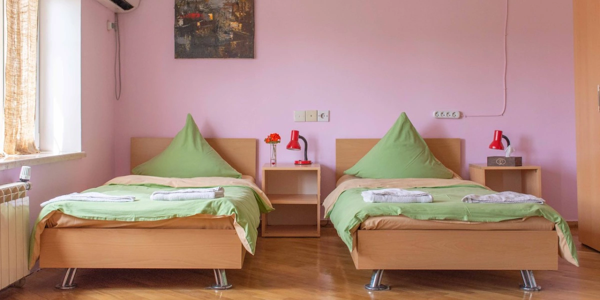 هاستل های ارزان ایروان را بشناسید 5 JR's House از دیگر هاستل شهر ایروان است.