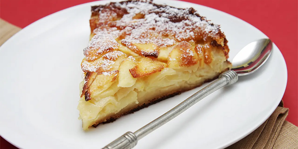 طرز تهیه کیک سیب ایتالیایی خوش عطروطعم 4 با توجه به اینکه تمام سطح کیک سیب ایتالیایی با سیبهای برش خورده پوشیده میشود، کیک پف چندانی نخواهد کرد.