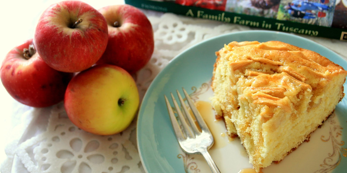 طرز تهیه کیک سیب ایتالیایی خوش عطروطعم 5 در قدم آخر پخت کیک سیب ایتالیایی باید سیبهای برش خورده را روی سطح کیک بچینید.