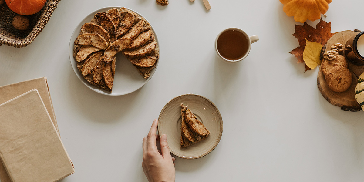 آشنایی با طرز تهیه کیک سیب و دارچین خوشمزه 4 دستور پخت کیک سیب با قابلمه و بدون فر نیز امکانپذیر است.