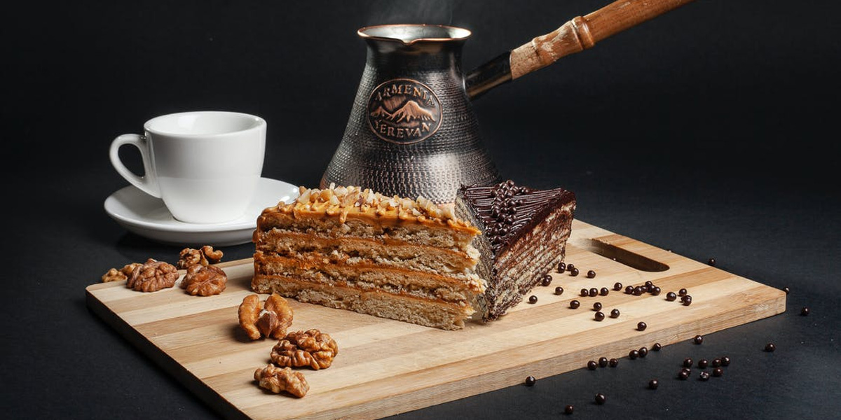 با استفاده از طرز تهیه کیک گردویی دسری خوشمزه را در خانه بپزید.