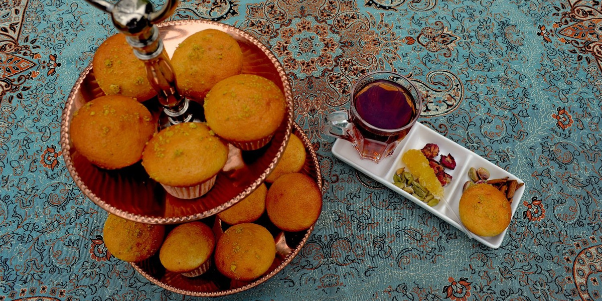 طرز تهیه کیک یزدی با فر و بدون فر 4 روش درستکردن کیک یزدی به صورتی است که امکان پخت هم با فر و هم بدون آن وجود دارد.