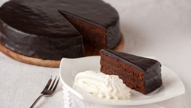 طرز تهیه کیک اتریشی؛ لایههای نهفته بسیار خوشمزه و شوق برانگیز 22 طرز تهیه کیک اتریشی بهصورت دلانگیزی آسان و شیرین است.