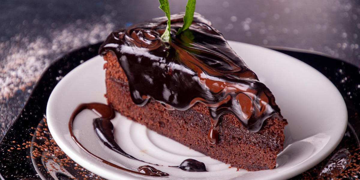 طرز تهیه کیک اتریشی به صورتی است که میزان استفاده از سس شکلات در آن بالا است.