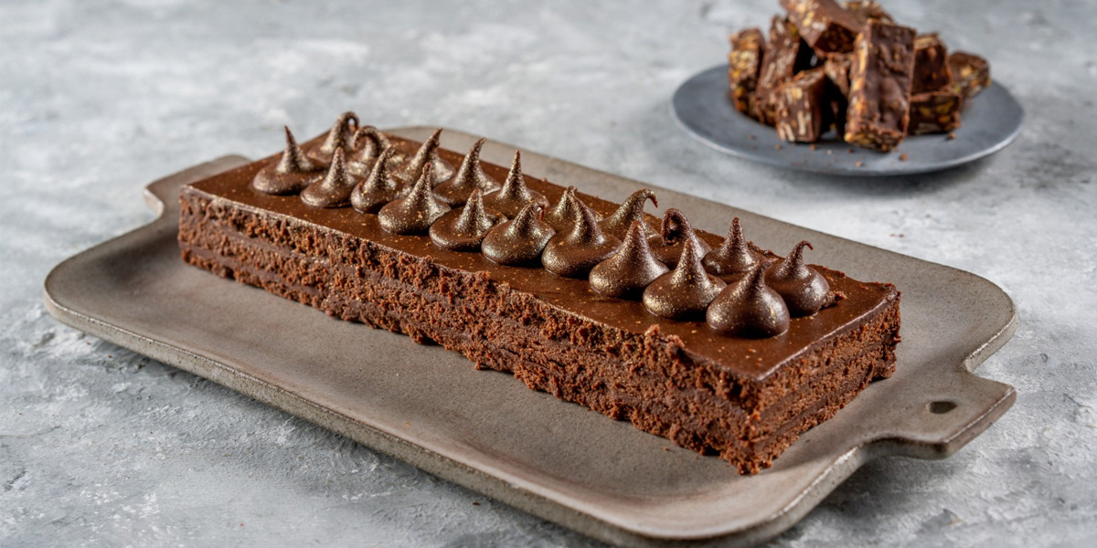 طرز تهیه کیک اتریشی؛ لایههای نهفته بسیار خوشمزه و شوق برانگیز 5 میتوانید از هر قالبی برای استفاده از طرز تهیه کیک اتریشی و پخت این دسر خوشمزه استفاده کنید.