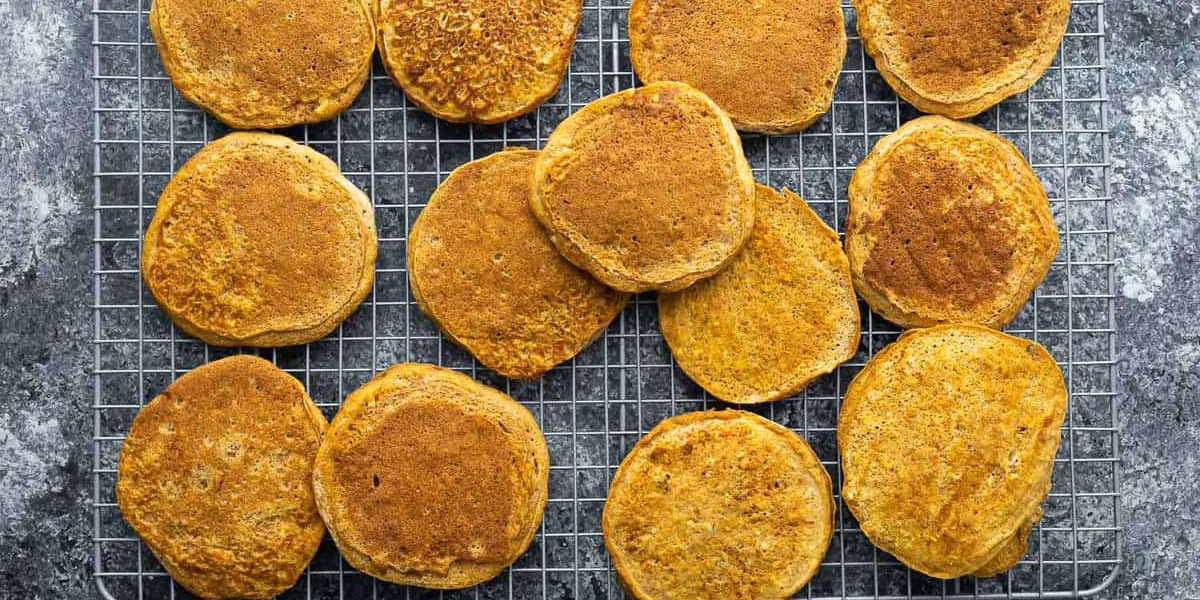 طرز تهیه کیک زعفرانی قاشقی به صورتی است که نتیجه آن دسری مشابه پنکیک به دست می‌آید.