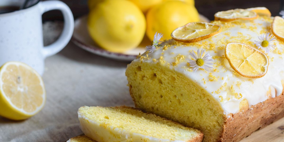 با استفاده از طرز تهیه کیک لیمویی دسری جذاب بپزید و آن را با لیموی خشک، گل خشک و شکلات تزئین کنید.