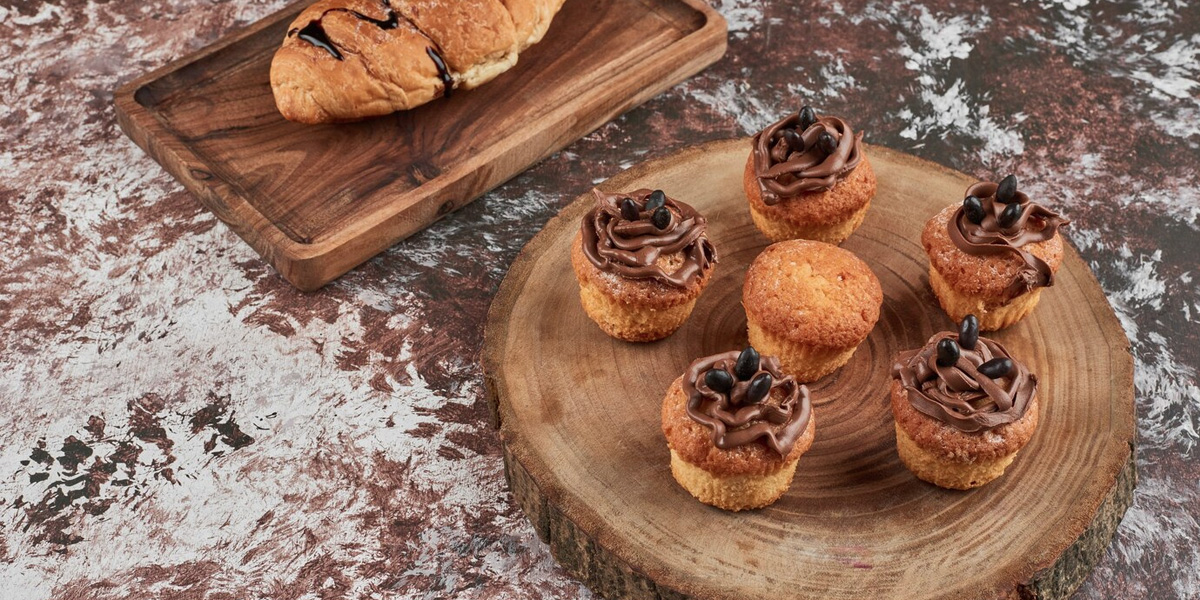 طرز تهیه کیک وانیلی به روش شیرینیپزهای حرفهای 5 با استفاده از طرز تهیه کیک وانیلی و تزئین این کیکهای خوشمزه با شکلات از میهمانان خود پذیرایی کنید.