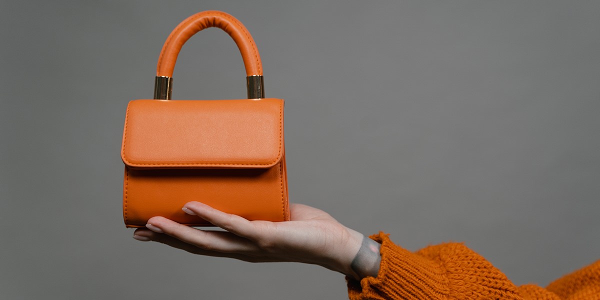 چرم چیست + آشنایی با انواع چرم 2 چرم ازجمله باارزشترین دستاوردهای انسان اولیه به شمار میآید که درگذر زمان کاربردهای بیشتری پیداکرده است.