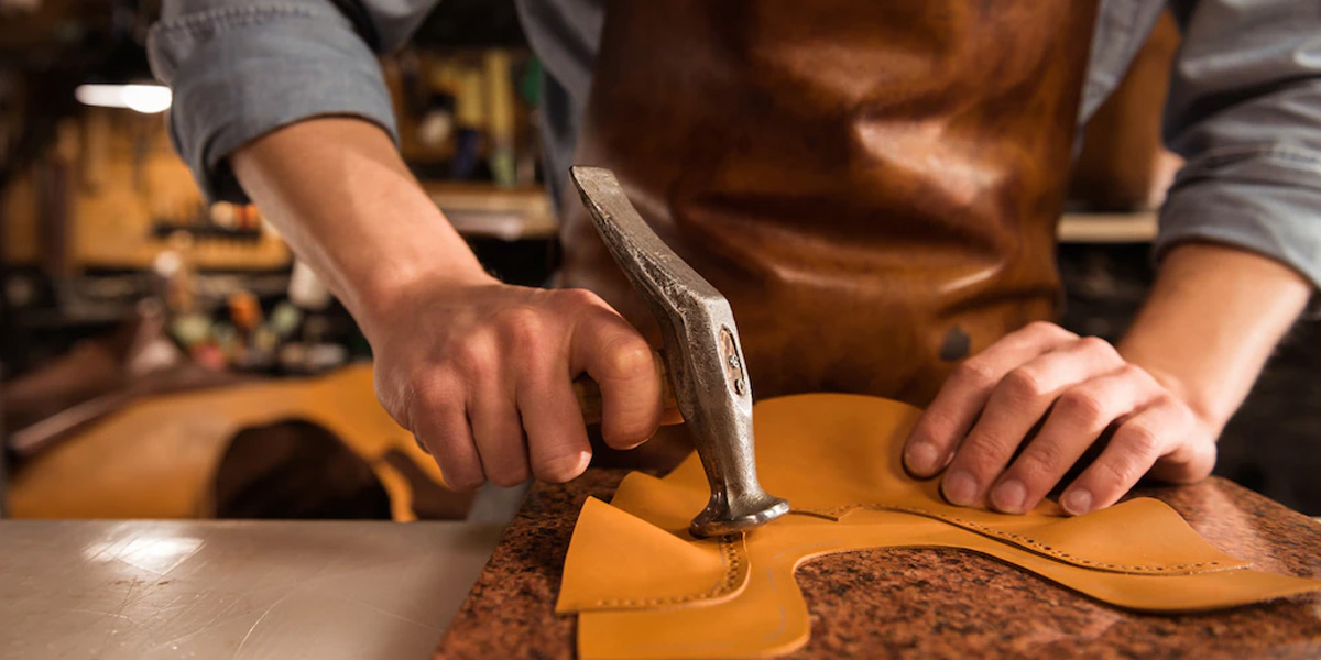 چرم چیست + آشنایی با انواع چرم 6 هنر چرم دوزی کاملا وابسته به شناخت انواع چرم است.