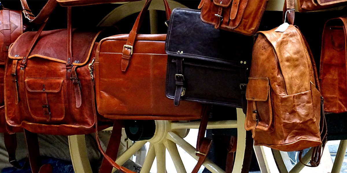 چرم چیست + آشنایی با انواع چرم 4 چرم طبیعی بر اساس فاکتورهای متعددی در دستههای مختلفی تقسیم میشود. این فاکتورها شامل استحکام، منشأ، بافت و ... است.