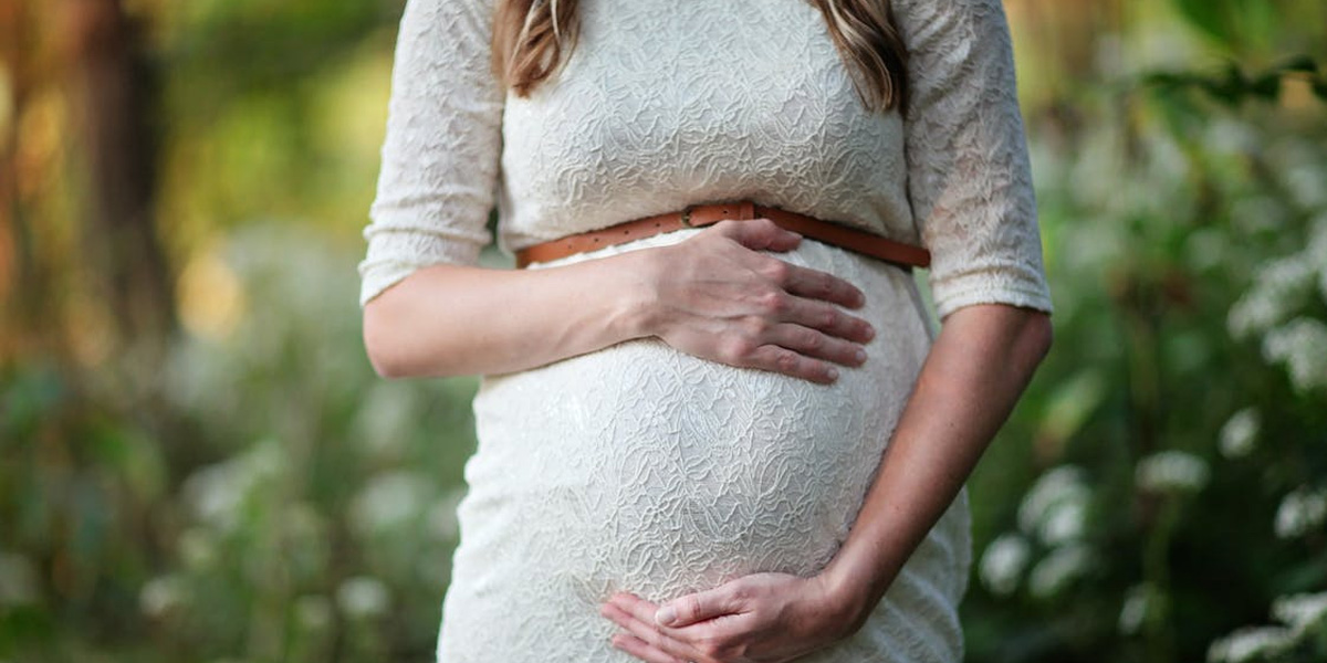 علائم بارداری چیست و چه زمانی بروز پیدا میکند؟ 3 خستگی و احساس انقباض در ناحیه کمر و شکم ازجمله علائم بارداری هستند.