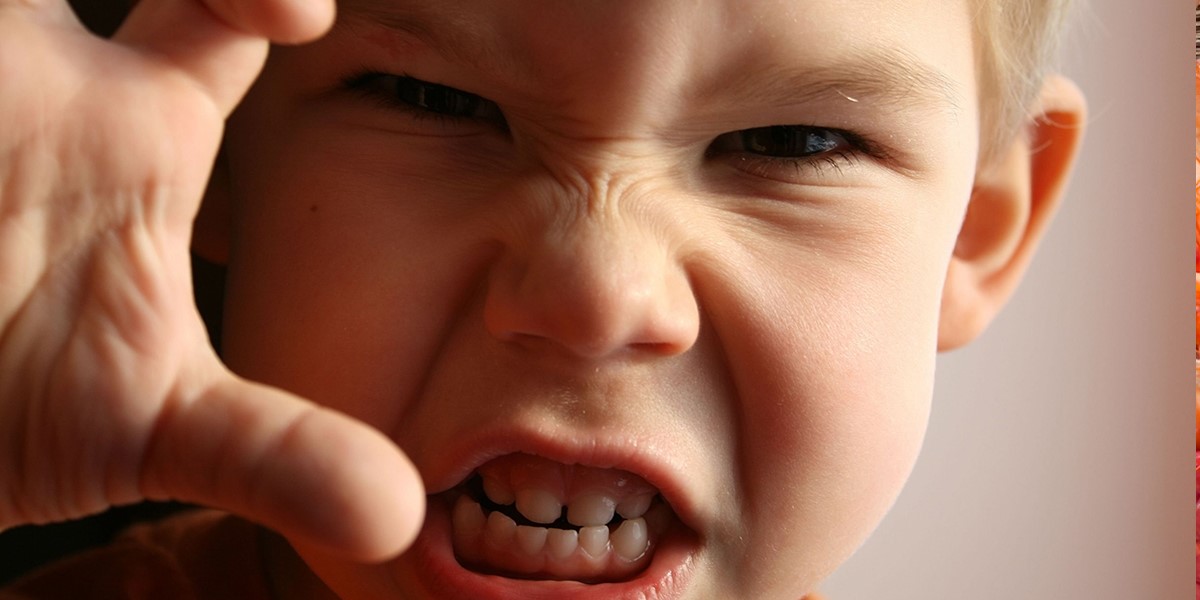 17 روش تربیت کودکان پرخاشگر + بررسی علل آن 2 چگونه با کودکان پرخاشگر رفتار کنیم؟ 17 راهکاری علمی و عملی برای تربیت کودکان پرخاشگر طبق نظر روانشناسان وجود دارد.